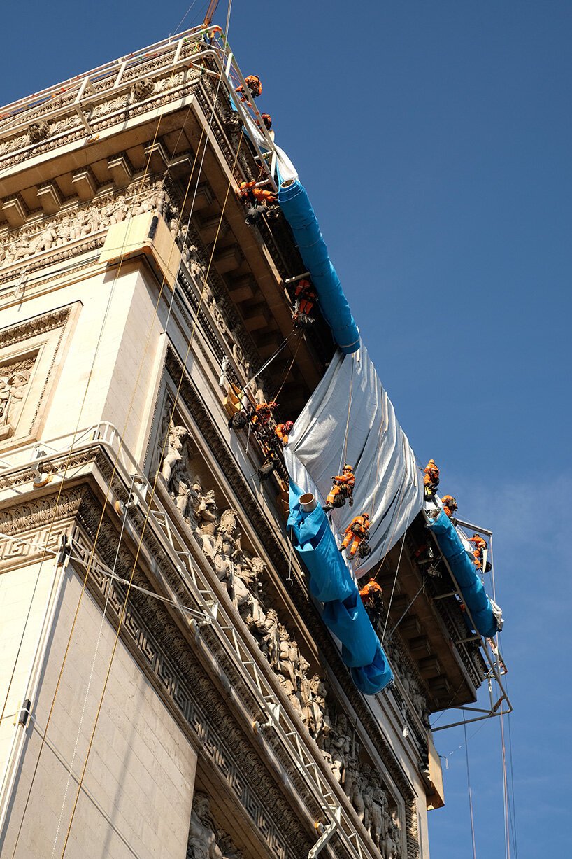 克里斯托用可回收的银蓝色织物包裹巴黎凯旋门 克里斯托用可回收的银蓝色织物包裹巴黎凯旋门