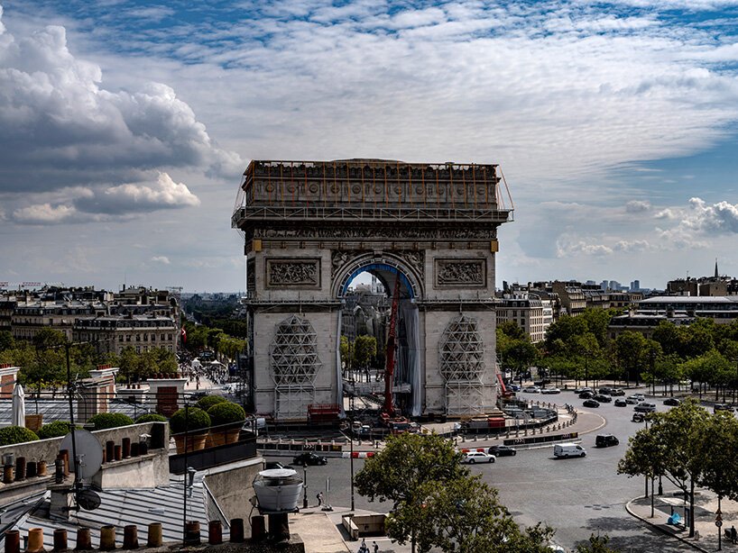 克里斯托用可回收的银蓝色织物包裹巴黎凯旋门 克里斯托用可回收的银蓝色织物包裹巴黎凯旋门