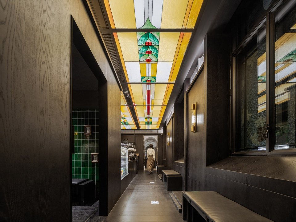 Piazza in a room: Mapoly Coffee 满坡栗咖啡(历史博物馆店)/ Wutopia Lab Piazza in a room: Mapoly Coffee 满坡栗咖啡(历史博物馆店)/ Wutopia Lab