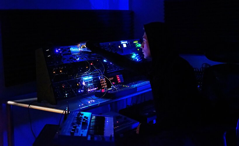 视听艺术家 0010x0010 和 xumiiro 画廊让观众沉浸在家里