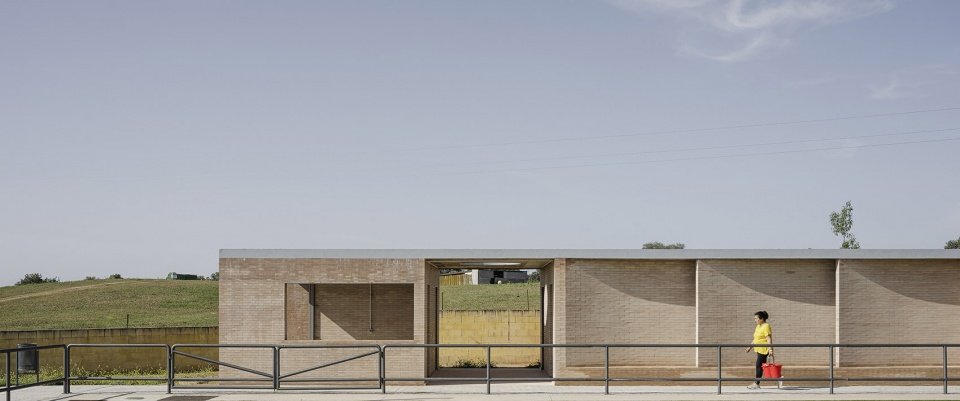 更衣室和辅助服务项目，塞维利亚 / Liangliang Chen + Sergio Mota