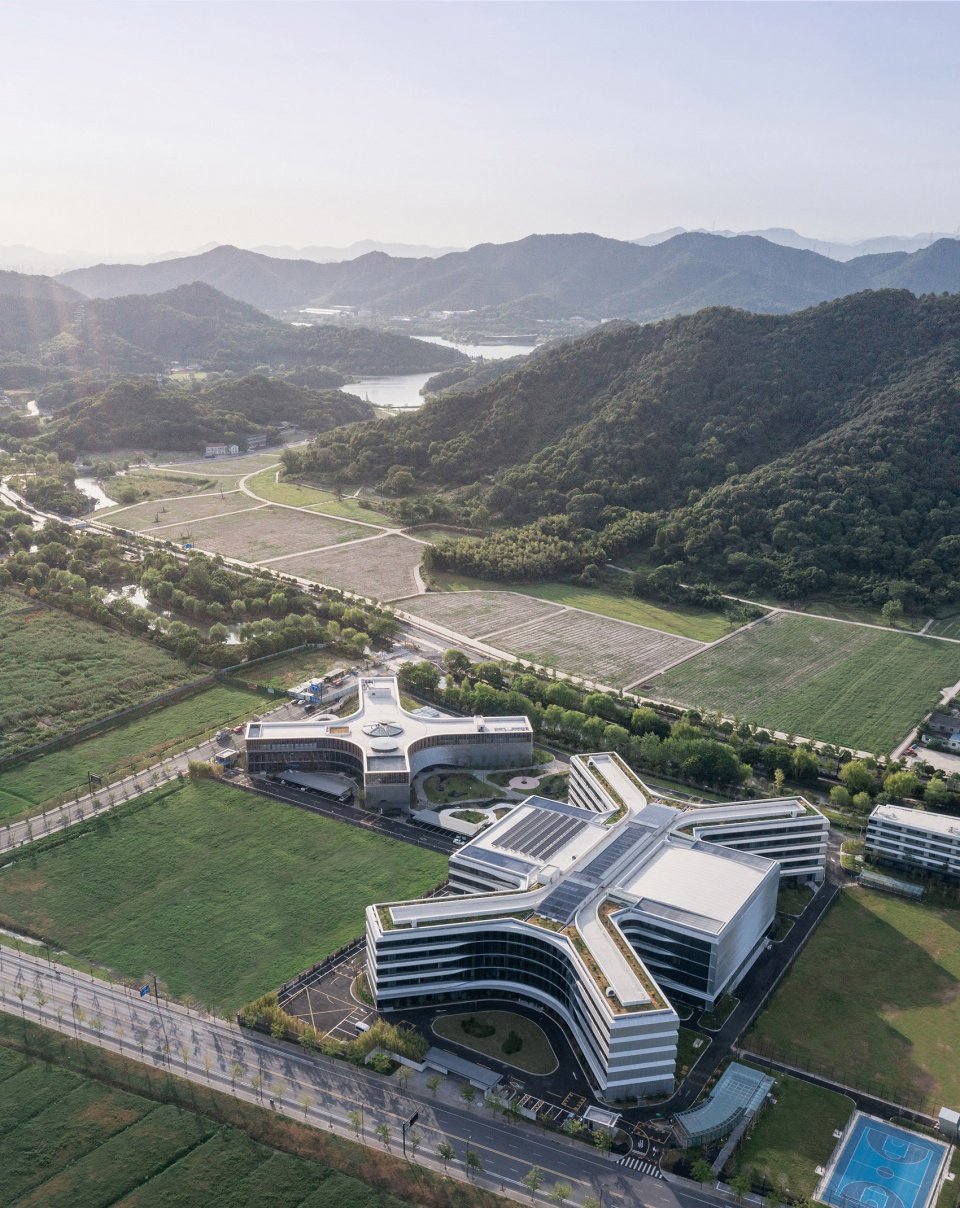 HIS 杭州国际学校 / 朱培栋 -line+ 建筑事务所 & gad HIS 杭州国际学校 / 朱培栋 -line+ 建筑事务所 & gad