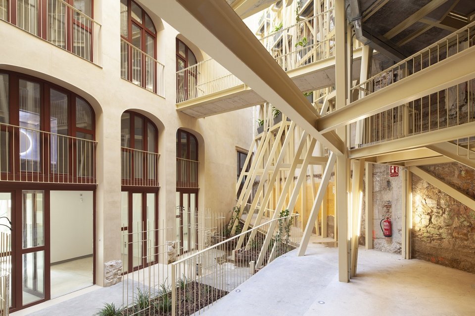 La Carbonería 集体住宅修复，巴塞罗那 / Office for Strategic Spaces