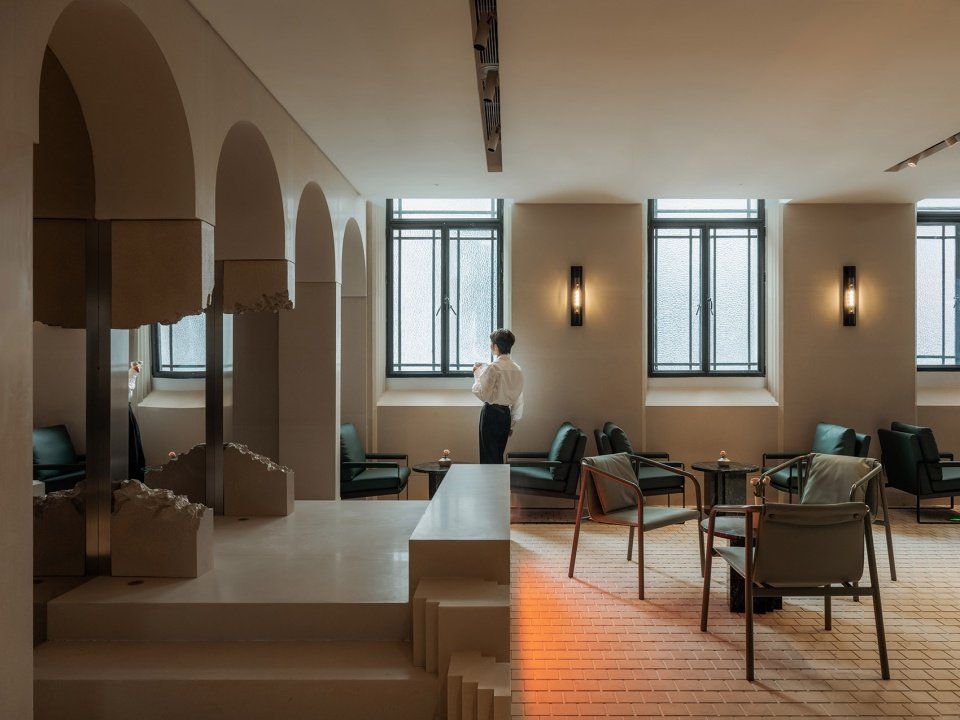 Piazza in a room: Mapoly Coffee 满坡栗咖啡(历史博物馆店)/ Wutopia Lab Piazza in a room: Mapoly Coffee 满坡栗咖啡(历史博物馆店)/ Wutopia Lab