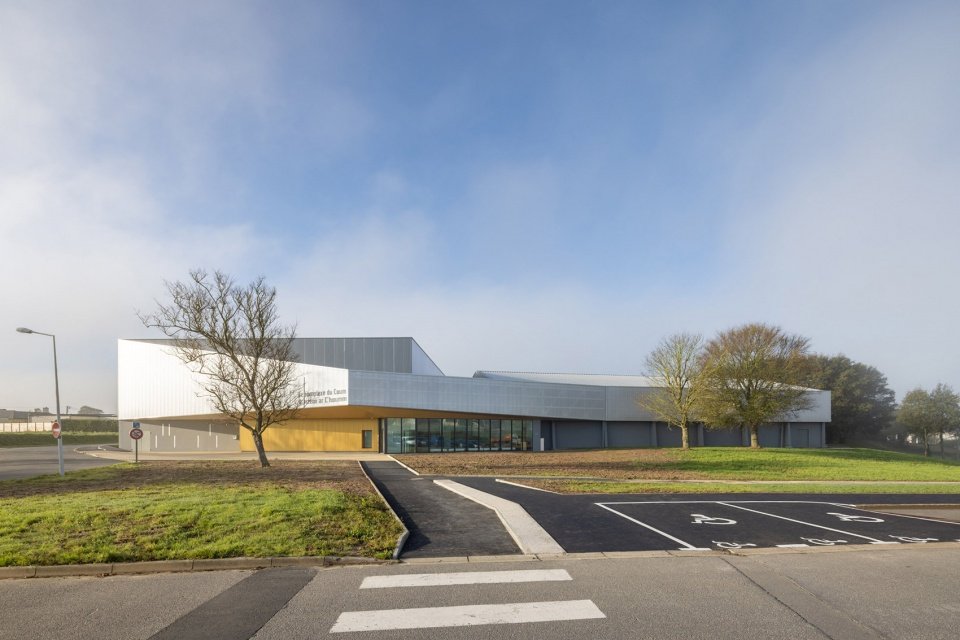 Coum 体育中心翻新扩建，法国 / ENO Architectes