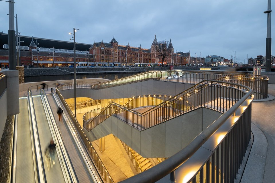 阿姆斯特丹火车站广场自行车停车场,荷兰 / wUrck 阿姆斯特丹火车站广场自行车停车场,荷兰 / wUrck