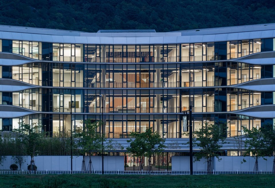 HIS 杭州国际学校 / 朱培栋 -line+ 建筑事务所 & gad HIS 杭州国际学校 / 朱培栋 -line+ 建筑事务所 & gad