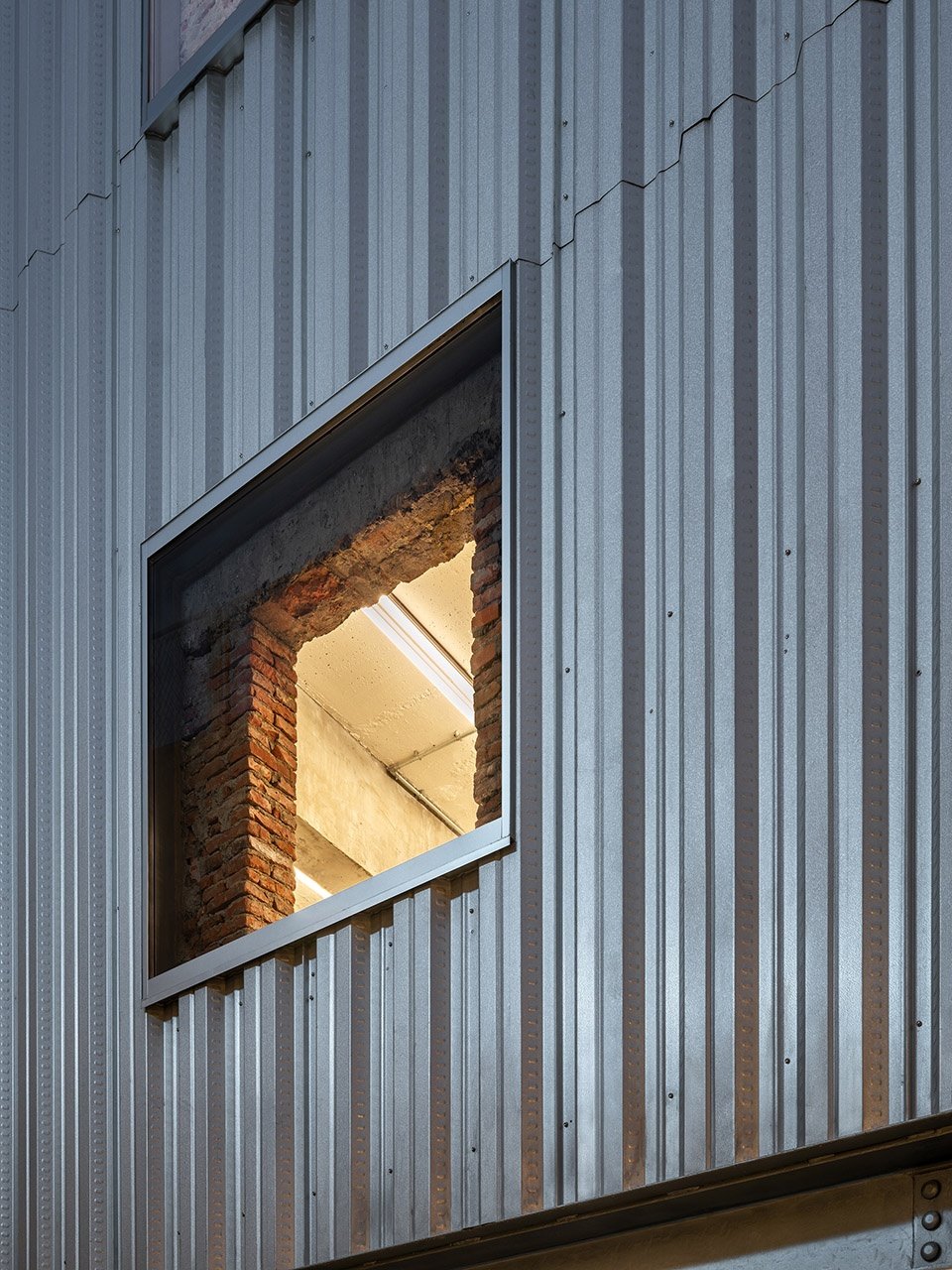 FREITAG 新店,上海 / FREITAG + 小大建筑设计事务所 FREITAG 新店,上海 / FREITAG + 小大建筑设计事务所