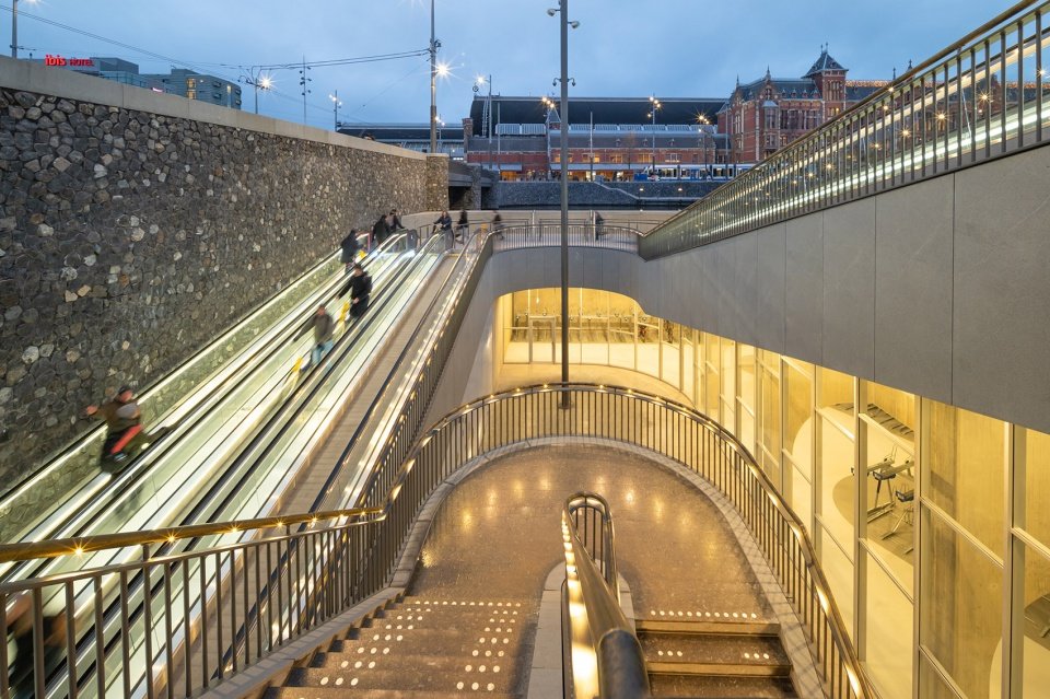 阿姆斯特丹火车站广场自行车停车场,荷兰 / wUrck 阿姆斯特丹火车站广场自行车停车场,荷兰 / wUrck