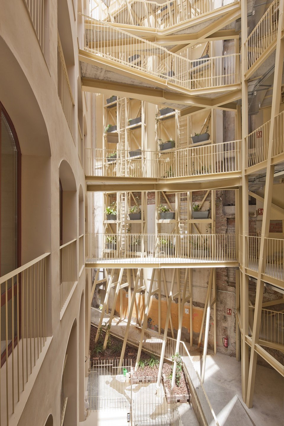 La Carbonería 集体住宅修复，巴塞罗那 / Office for Strategic Spaces