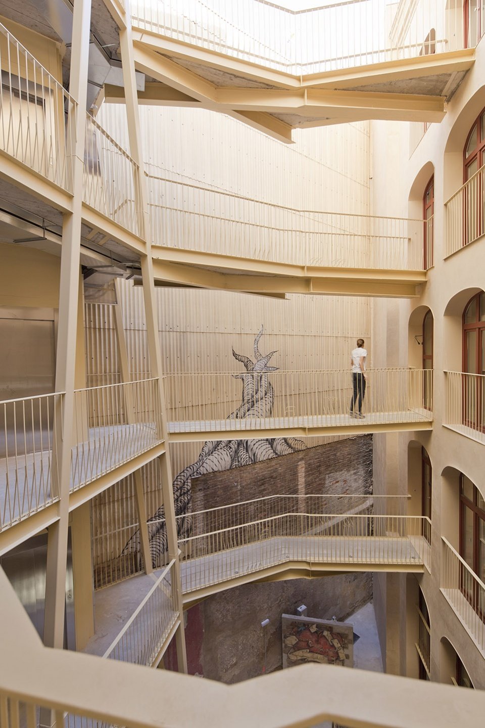 La Carbonería 集体住宅修复，巴塞罗那 / Office for Strategic Spaces