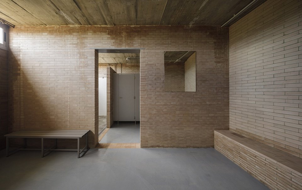 更衣室和辅助服务项目，塞维利亚 / Liangliang Chen + Sergio Mota