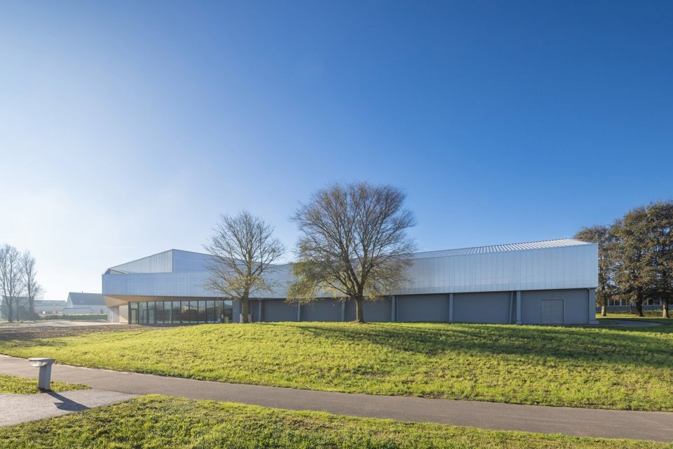 Coum 体育中心翻新扩建，法国 / ENO Architectes