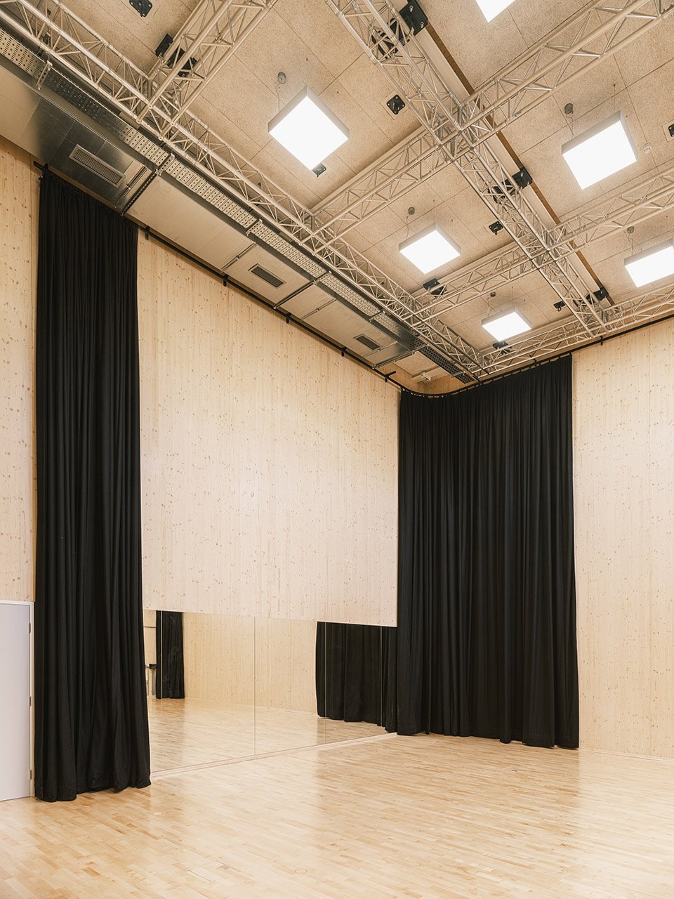 Roundhouse 青年创意中心，伦敦 /  Architects Paddy Dillon + Reed Watts Architects