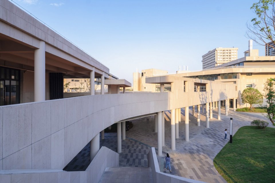 成都外国语学校仁寿校区 / 江苏中锐华东建筑设计研究院有限公司 荣朝晖工作室 成都外国语学校仁寿校区 / 江苏中锐华东建筑设计研究院有限公司 荣朝晖工作室