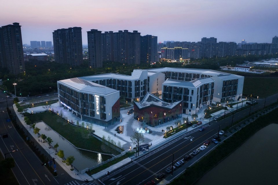 融创杭州文旅城·杭州湾海塘艺术广场，嘉兴 / 荷于景观