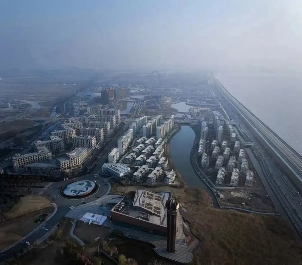 融创杭州文旅城·杭州湾海塘艺术广场，嘉兴 / 荷于景观