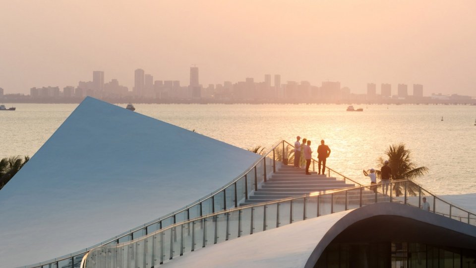 海口“天空之山”滨海驿站 / 藤本壮介建筑设计事务所