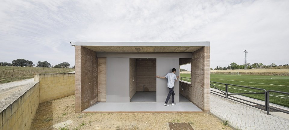 更衣室和辅助服务项目，塞维利亚 / Liangliang Chen + Sergio Mota