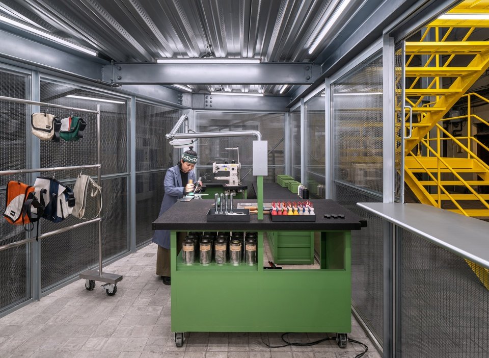 FREITAG 新店,上海 / FREITAG + 小大建筑设计事务所 FREITAG 新店,上海 / FREITAG + 小大建筑设计事务所