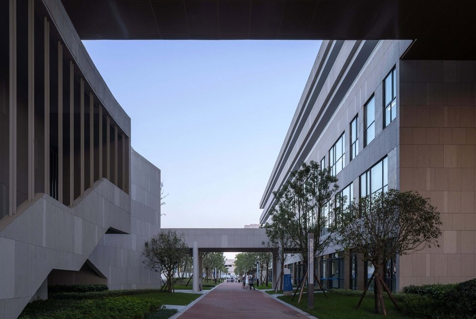 成都外国语学校仁寿校区 / 江苏中锐华东建筑设计研究院有限公司 荣朝晖工作室 成都外国语学校仁寿校区 / 江苏中锐华东建筑设计研究院有限公司 荣朝晖工作室