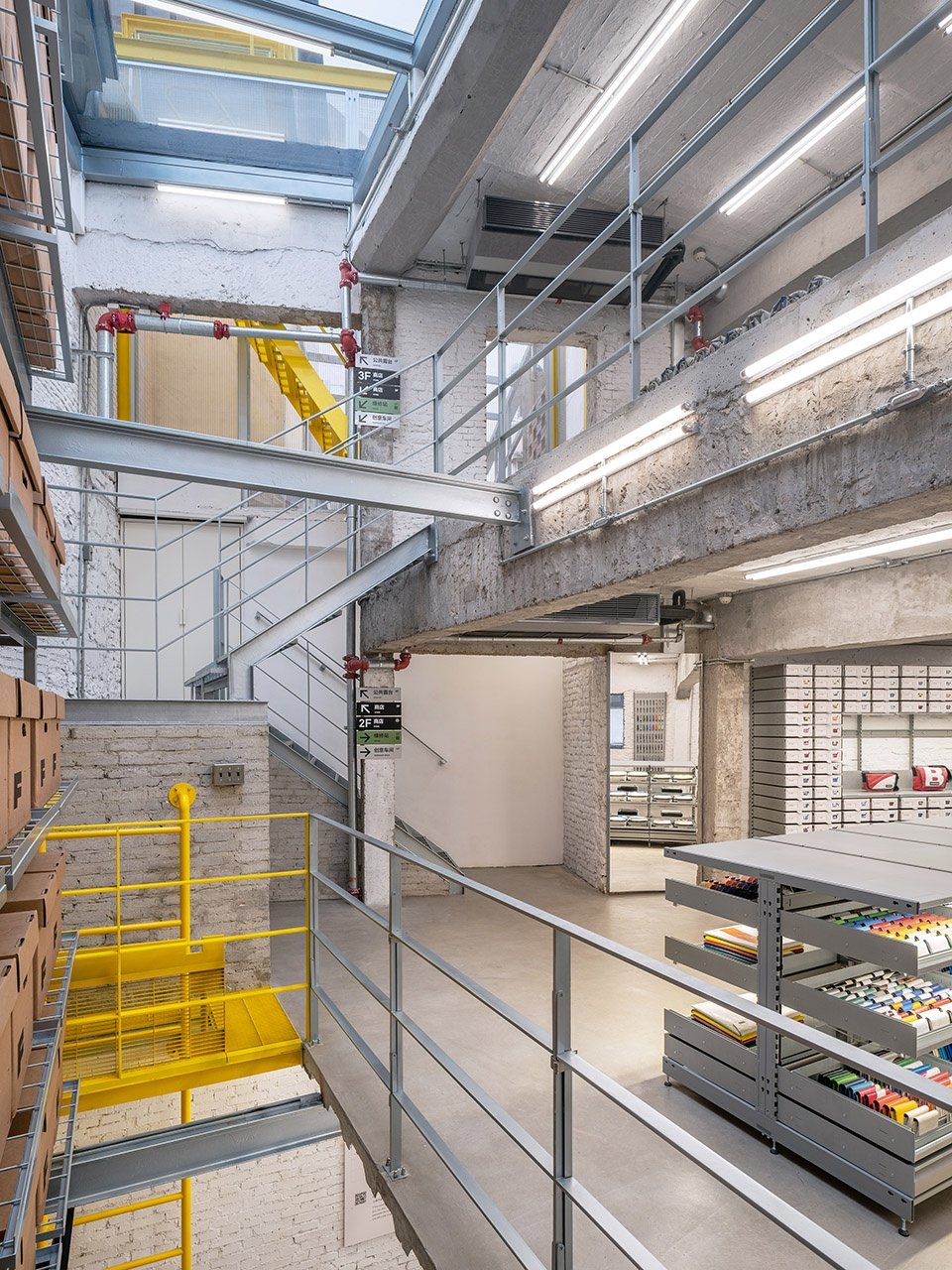 FREITAG 新店,上海 / FREITAG + 小大建筑设计事务所 FREITAG 新店,上海 / FREITAG + 小大建筑设计事务所