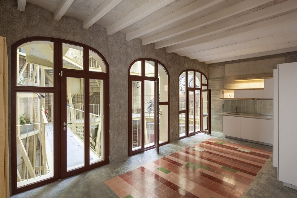 La Carbonería 集体住宅修复，巴塞罗那 / Office for Strategic Spaces