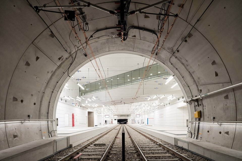 Karlsruhe 轻铁隧道，德国 / allmannwappner