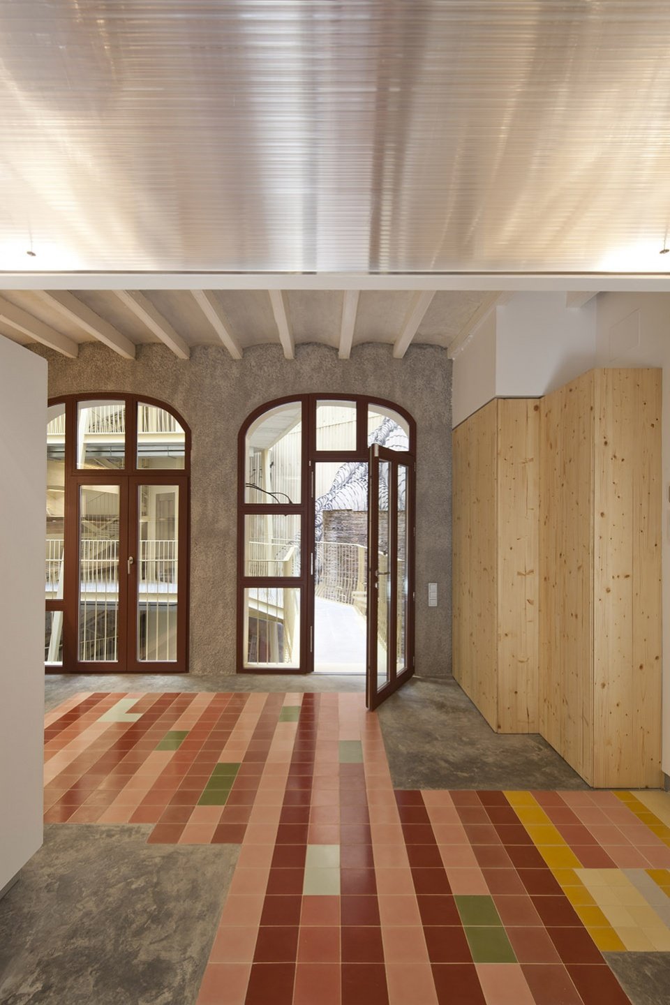 La Carbonería 集体住宅修复，巴塞罗那 / Office for Strategic Spaces