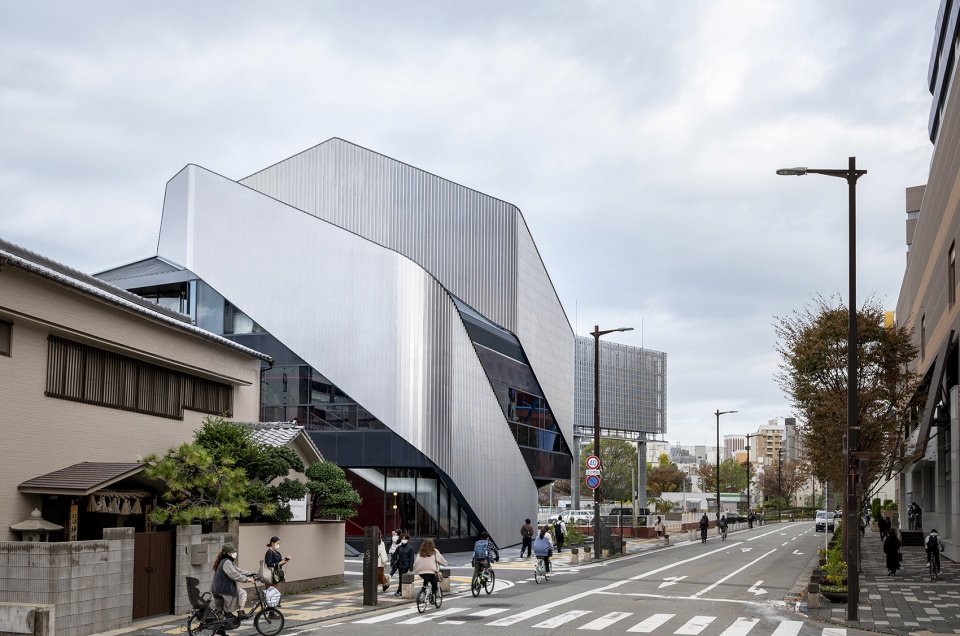 010 大厦，日本福冈 / Clouds Architecture Office