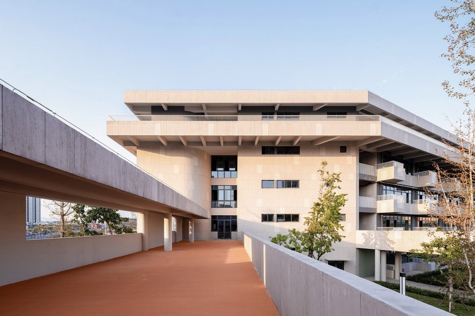 成都外国语学校仁寿校区 / 江苏中锐华东建筑设计研究院有限公司 荣朝晖工作室 成都外国语学校仁寿校区 / 江苏中锐华东建筑设计研究院有限公司 荣朝晖工作室