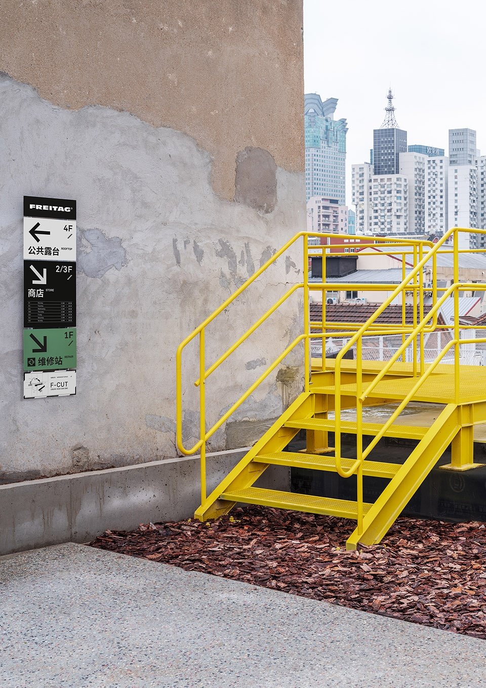 FREITAG 新店,上海 / FREITAG + 小大建筑设计事务所 FREITAG 新店,上海 / FREITAG + 小大建筑设计事务所