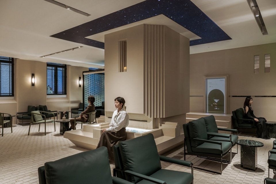 Piazza in a room: Mapoly Coffee 满坡栗咖啡(历史博物馆店)/ Wutopia Lab Piazza in a room: Mapoly Coffee 满坡栗咖啡(历史博物馆店)/ Wutopia Lab