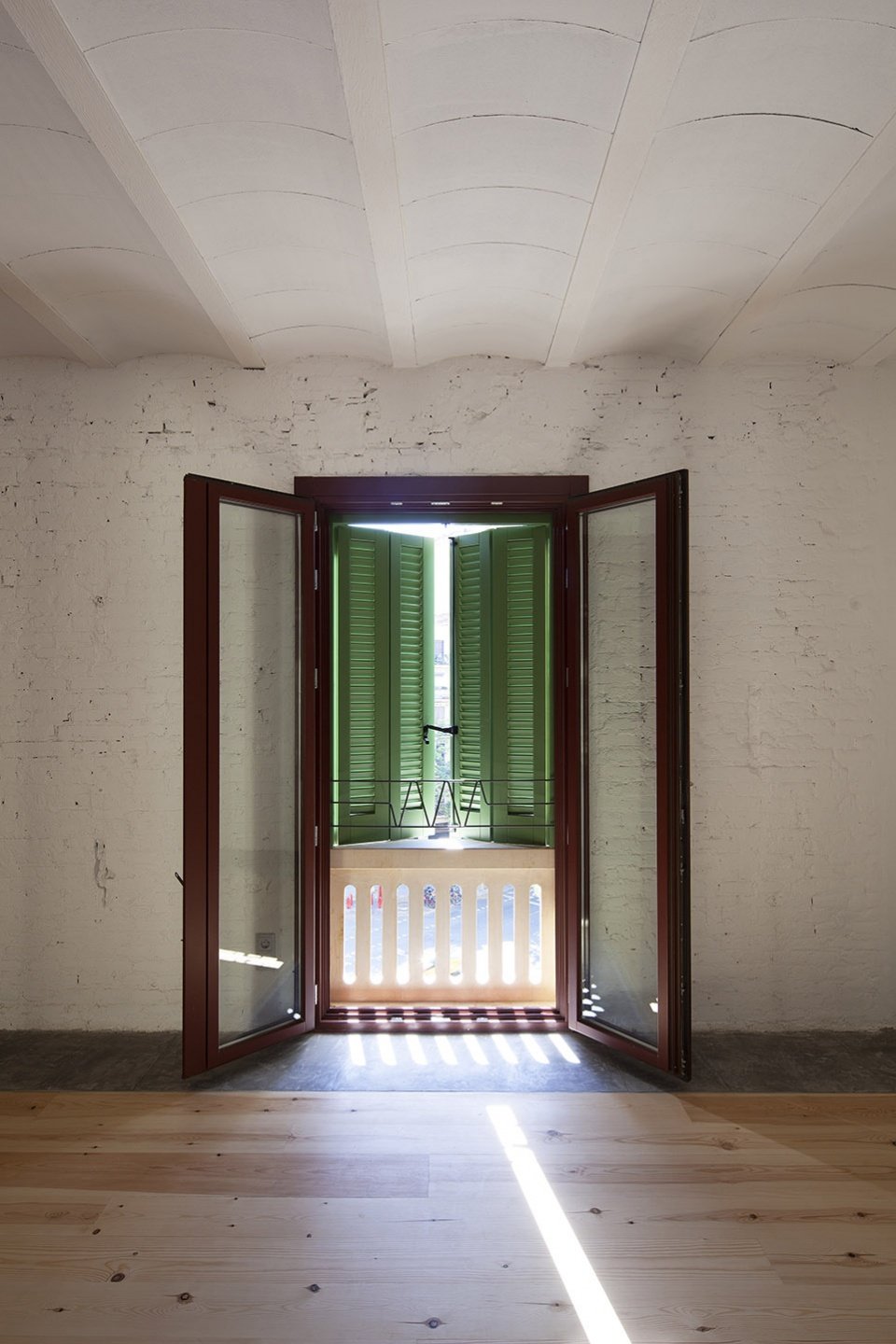 La Carbonería 集体住宅修复，巴塞罗那 / Office for Strategic Spaces
