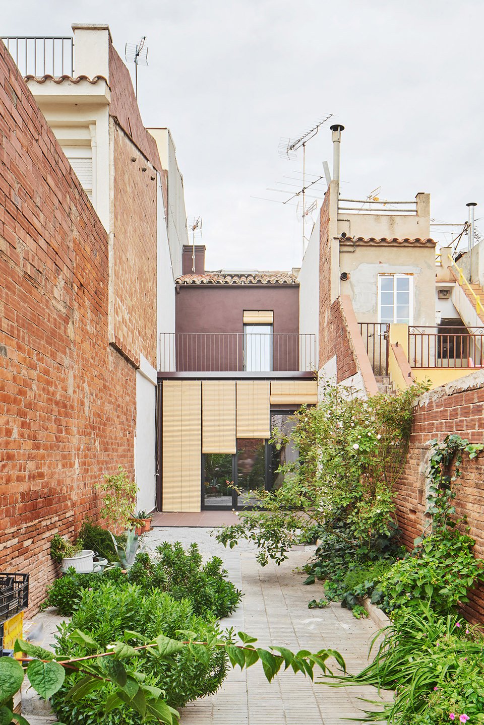 82SAN 塔拉萨联排住宅翻新扩建，巴塞罗纳 /  Vallribera Arquitectes