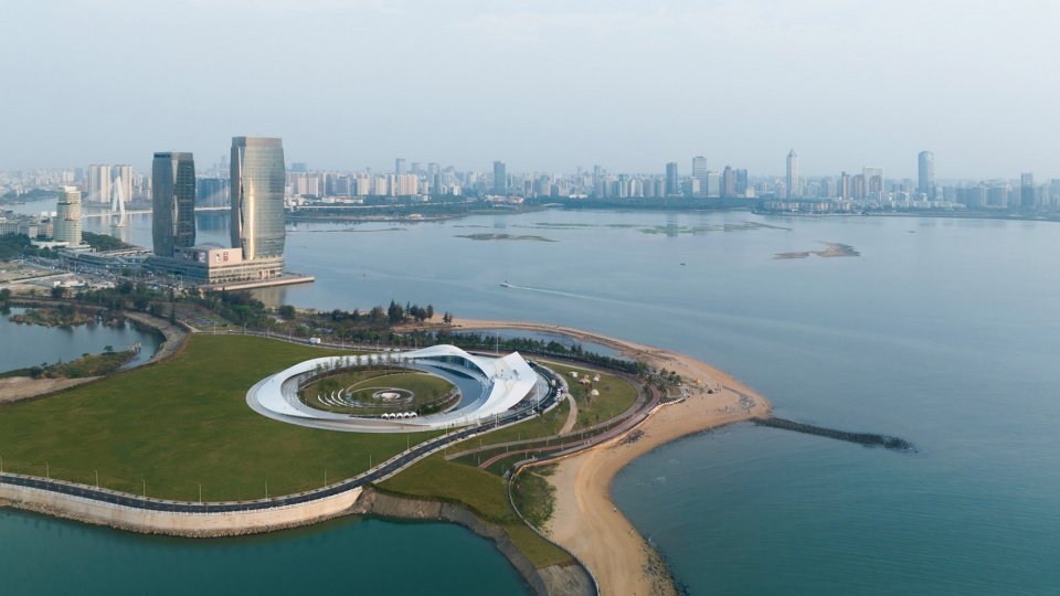 海口“天空之山”滨海驿站 / 藤本壮介建筑设计事务所
