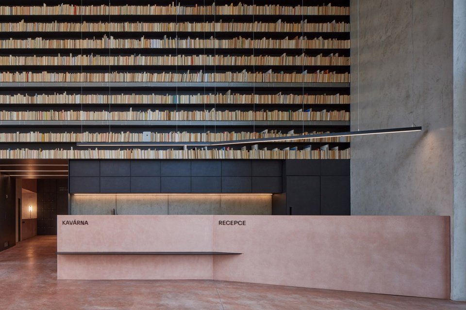 红色教堂改造，捷克 / atelier-r