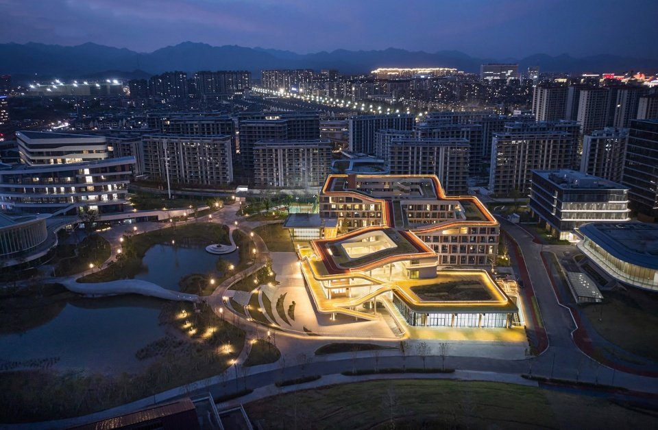 电子科大长三角研究院（衢州）·生活中心 / 同济四时方院设计研究中心