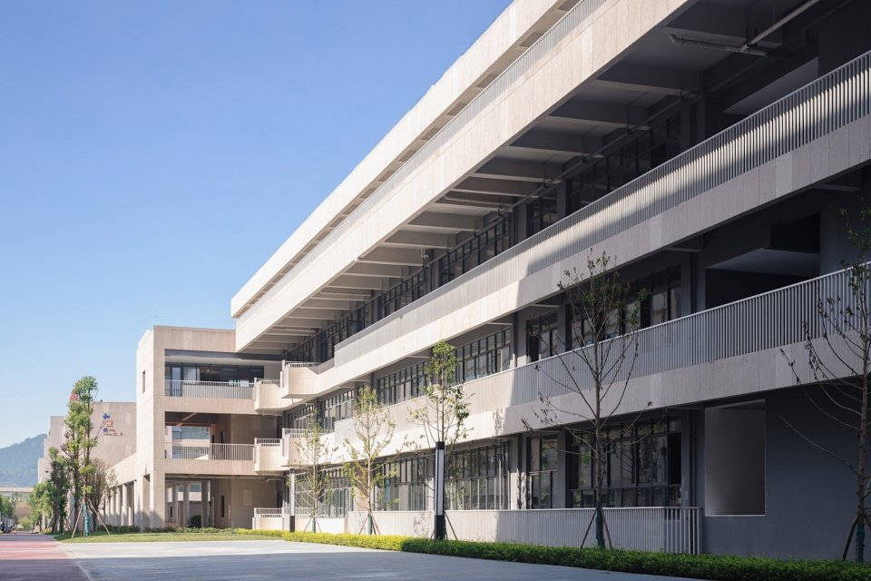 成都外国语学校仁寿校区 / 江苏中锐华东建筑设计研究院有限公司 荣朝晖工作室 成都外国语学校仁寿校区 / 江苏中锐华东建筑设计研究院有限公司 荣朝晖工作室