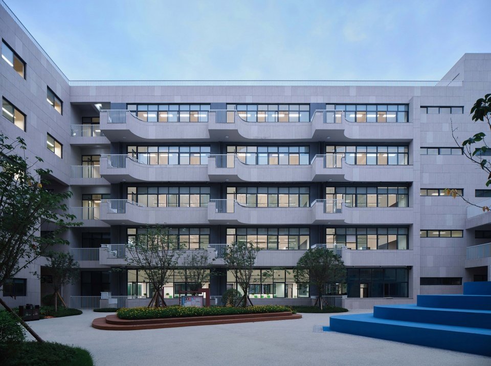 成都外国语学校仁寿校区 / 江苏中锐华东建筑设计研究院有限公司 荣朝晖工作室 成都外国语学校仁寿校区 / 江苏中锐华东建筑设计研究院有限公司 荣朝晖工作室