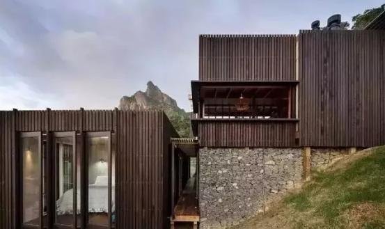 一栋由木头和岩石建造的夏日度假小木屋 一栋由木头和岩石建造的夏日度假小木屋