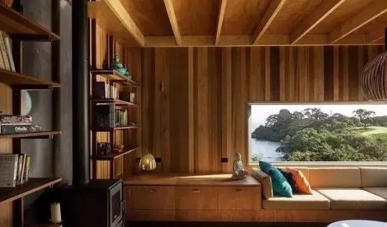 一栋由木头和岩石建造的夏日度假小木屋 一栋由木头和岩石建造的夏日度假小木屋