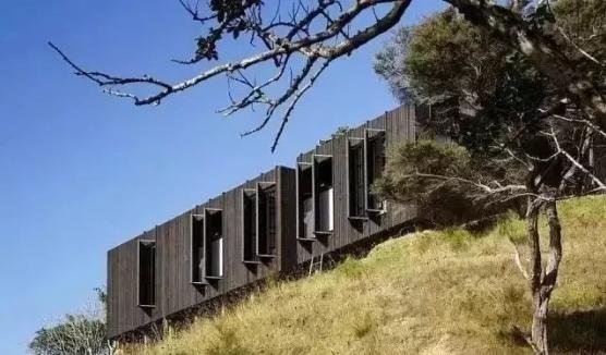 一栋由木头和岩石建造的夏日度假小木屋 一栋由木头和岩石建造的夏日度假小木屋