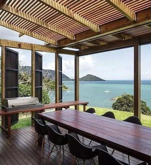 一栋由木头和岩石建造的夏日度假小木屋 一栋由木头和岩石建造的夏日度假小木屋