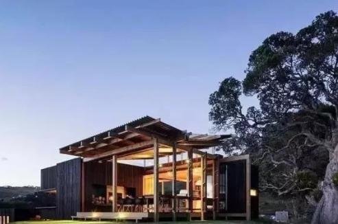 一栋由木头和岩石建造的夏日度假小木屋 一栋由木头和岩石建造的夏日度假小木屋