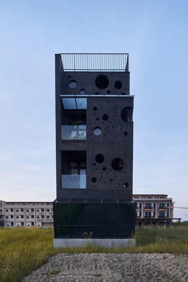 咸味的海浪、卵石海滩的潮声以及这座旅行小屋