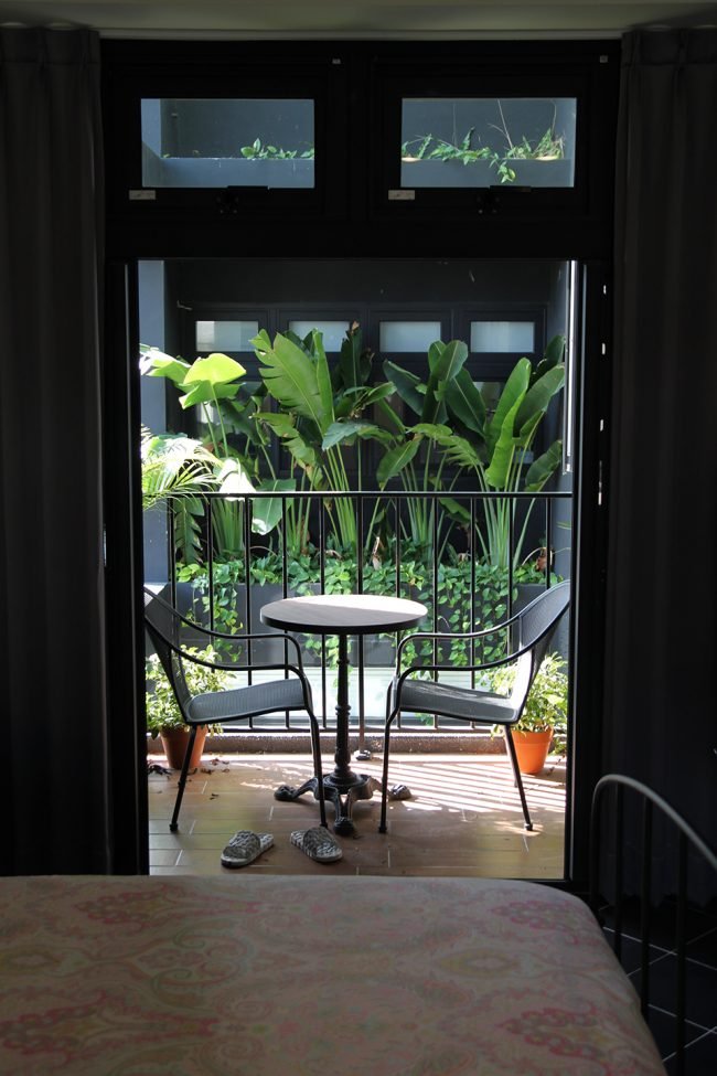 咸味的海浪、卵石海滩的潮声以及这座旅行小屋