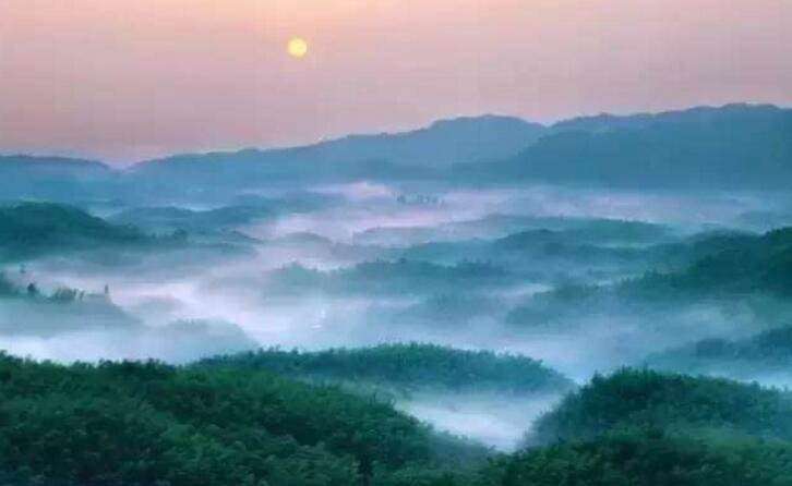 藏在山林里溪水边的集装箱民宿