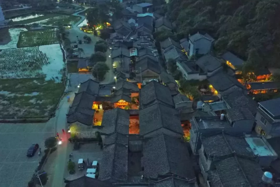 乡村旅游产业升级：民宿 + 美好生活聚落