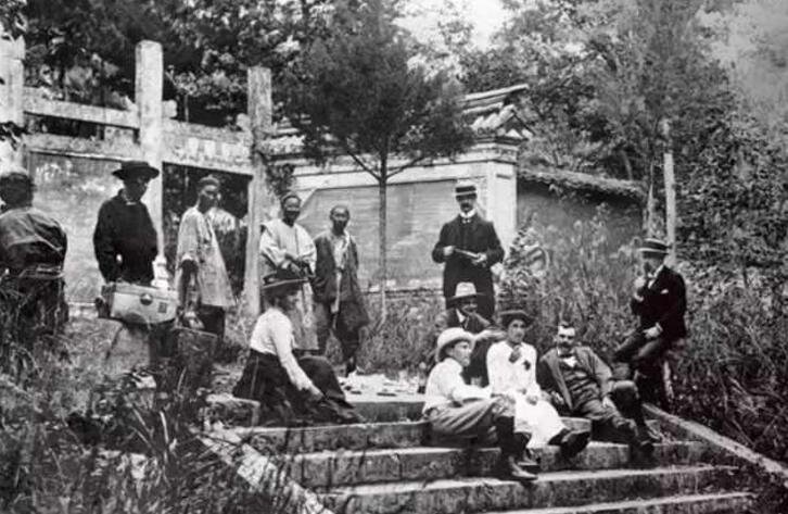 藏在山林里溪水边的集装箱民宿